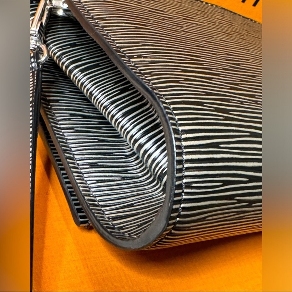 Louis Vuitton Epi Clery - Picture 7 of 13